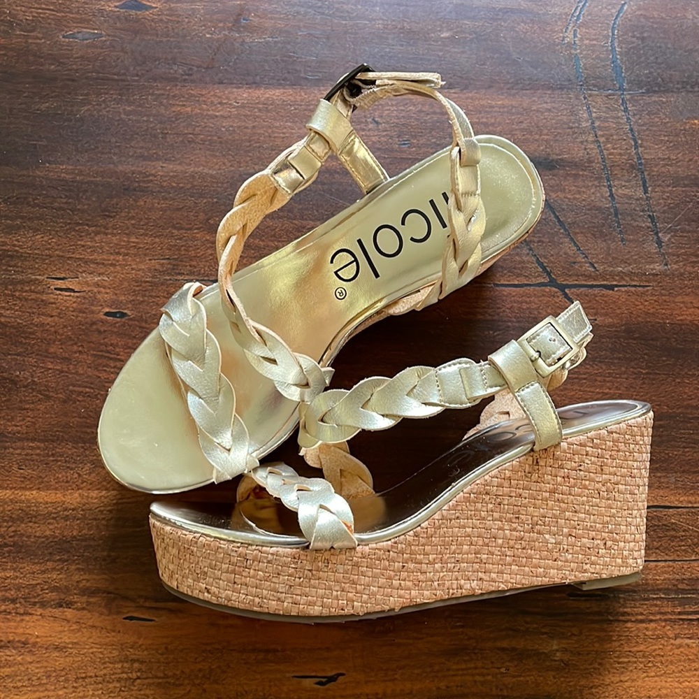 Size 8 NWOT Gold Nicole Wedge Sandal
